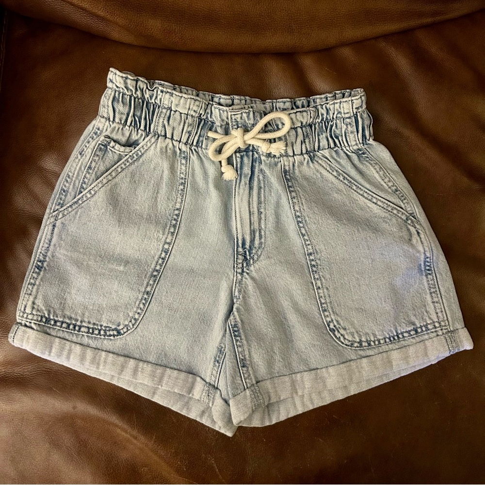 Sz 2 m jeans by Maurices Light High Rise Soft 5in Short